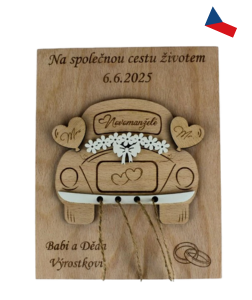 JH WoodArt Dřevěná svatební dekorace – novomanželé v autě 1 ks